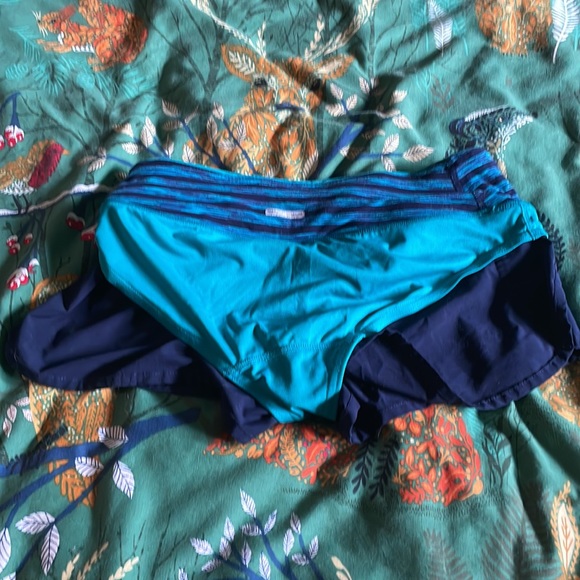 Lululemon shorts with liner - size 4 - Picture 4 of 4